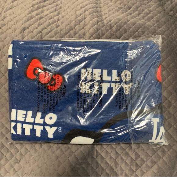 LIMITED EDITION Hello Kitty Dodgers Towel - Picture 4 of 6